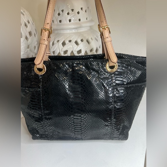 Michael Kors Womens Phyton Black
Glossy Leather Patent Snakeskin
Shoulder Bag - Picture 4 of 10